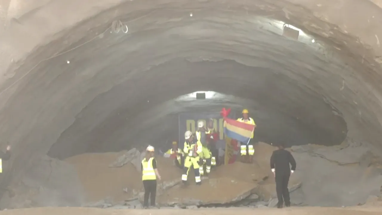 A doua galerie a tunelului Momaia de pe autostrada Sibiu-Pitești a fost străpunsă