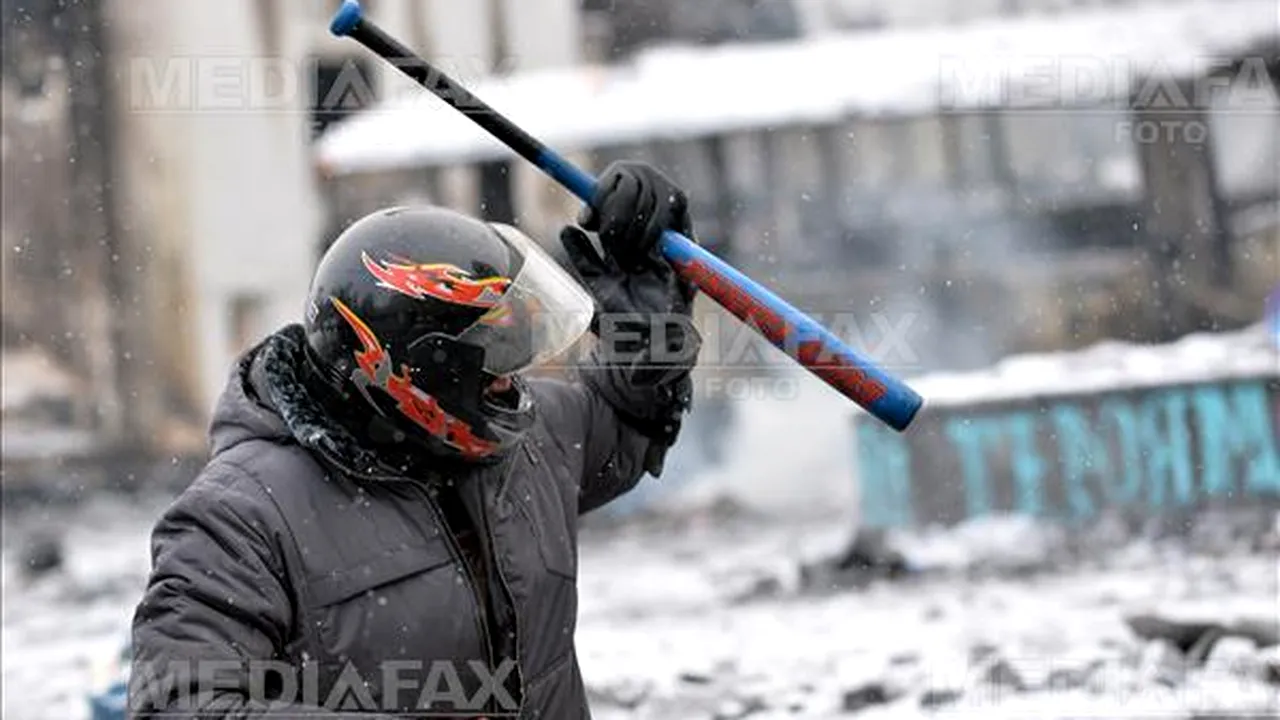 Scandal între vecini: un bărbat a ameninţat cu o bâtă şi un topor, celălalt a tras cu pistolul