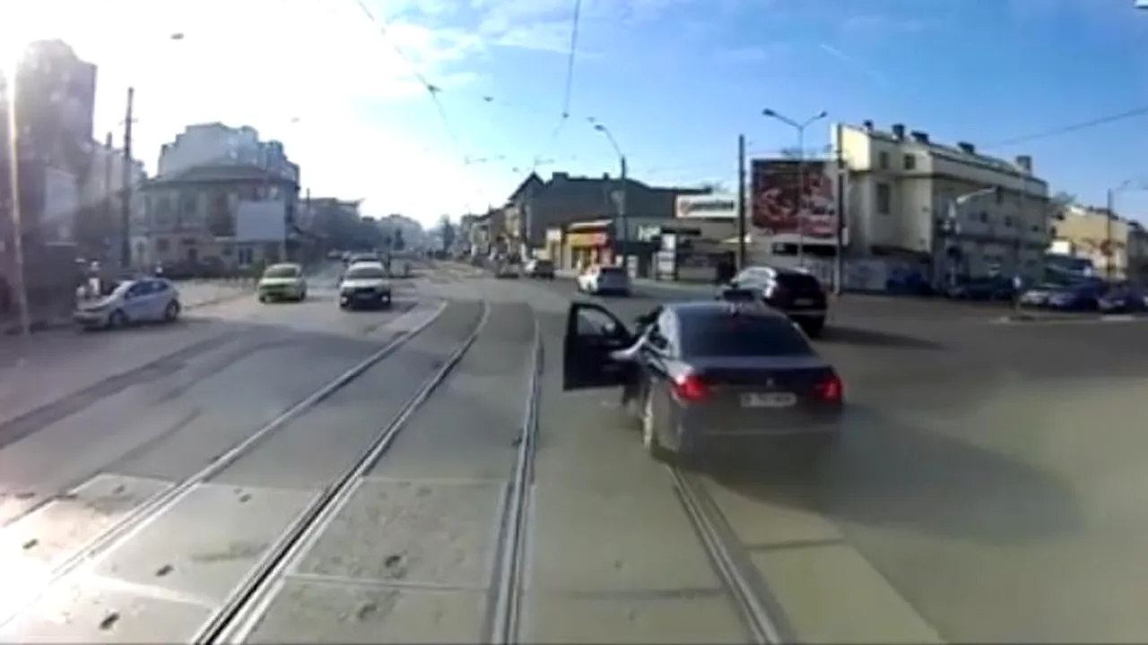 Poliţiştii au deschis dosar penal după şicanarea dintre un şofer cu BMW şi un vatman STB. Amenda primită de conducătorul auto