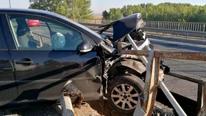 FOTO: Drumul spre mare, îngreunat dimineaţa aceasta pe Autostrada Soarelui, după ce o maşină a lovit parapetul median 