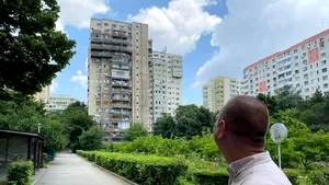 FOTO Zece ani petrecuţi cu schele la geam. Un bloc din Bucureşti e în lucrări de reabilitare din 2011 