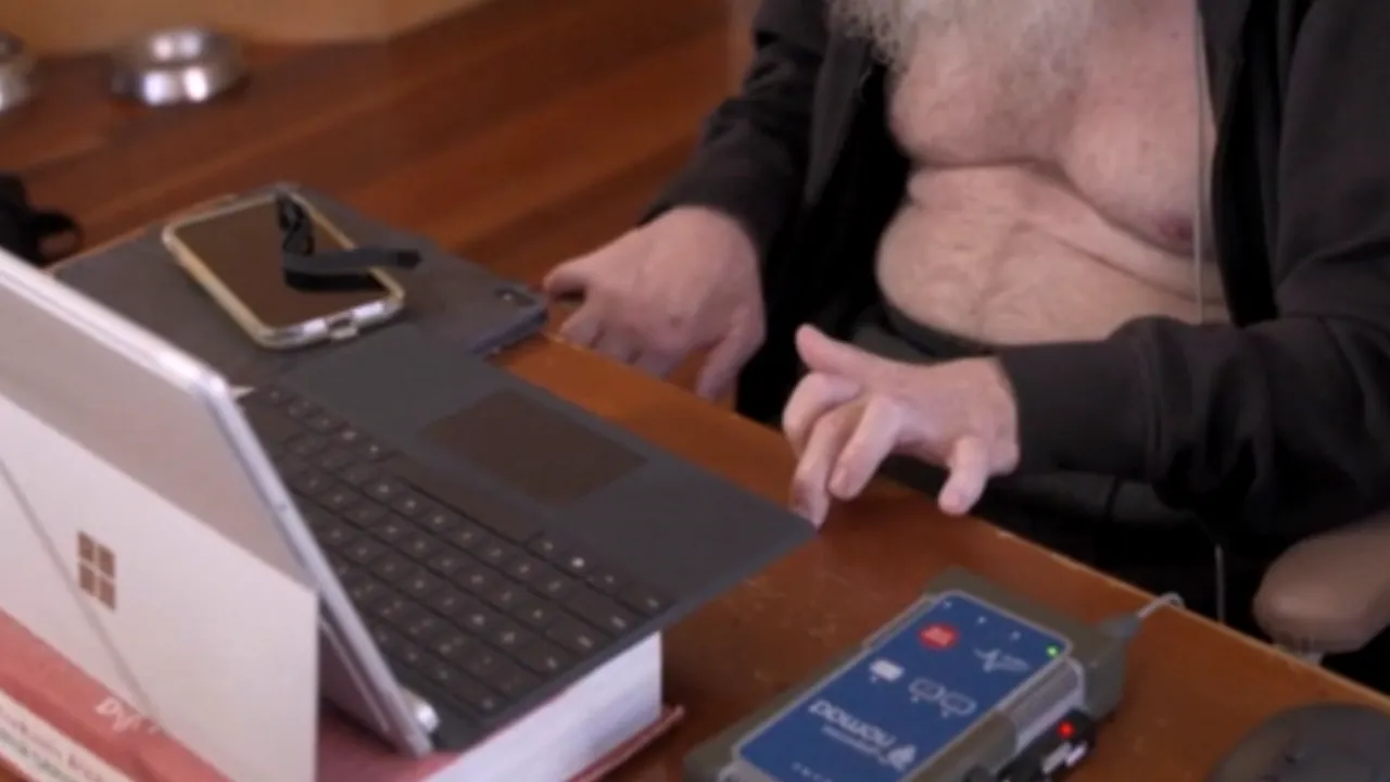 Comunicare prin trimiterea de mesaje cu mintea: tehnologia Stentrode revoluţionează viaţa persoanelor cu dizabilităţi