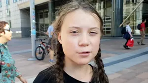 Un manechin cu faţa Gretei Thunberg, găsit spânzurat de un pod din Roma - FOTO