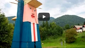 O statuie care îi seamănă izbitor lui Donald Trump, ridicată în Slovenia, ţara de origine a soţiei preşedintelui | VIDEO