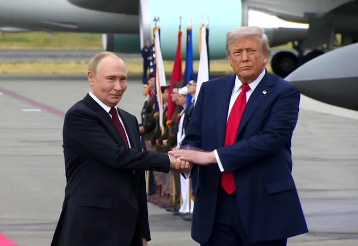 Live Text Summitul Trump-Putin a început | Trump l-a aplaudat pe Putin la aterizare / Formatul summitului, schimbat: întâlnire de „trei la trei”