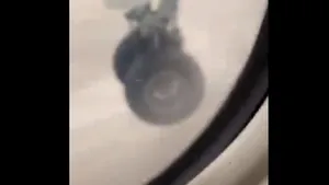 „2020 a început bine”: Momentul în care un avion cu 49 de pasageri la bord pierde o roată în timpul decolării. VIDEO