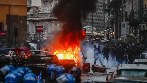Haos şi incidente cu fanii lui Eintracht la Napoli: o maşină a poliţiei a luat foc
