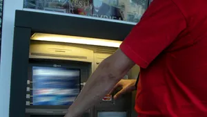 Un bancomat amplasat într-un spital din Craiova a fost spart,  fiind furaţi 300.000 de lei noi