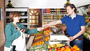 ANALIZĂ: Alimentele din import se vând în magazine de până la zece ori mai scump decât intră în ţară