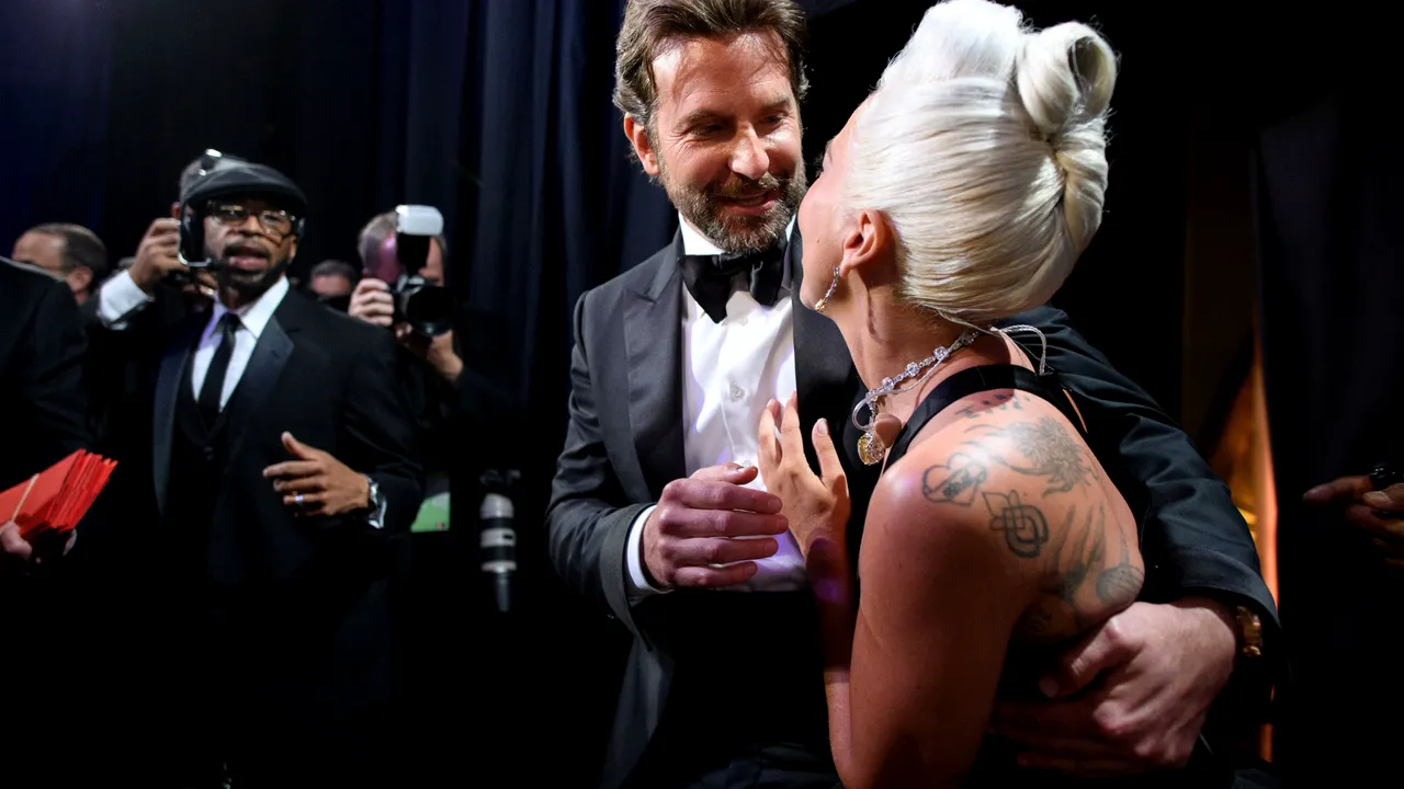 Momentul Gaga-Cooper de la Oscaruri stârneşte discuţii aprinse privind relaţia lor. Reacţia Irinei Shayk, iubita actorului