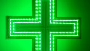 Florea: Luminile verzi intermitente de la farmacii să fie interzise, îi agresează vizual pe şoferi