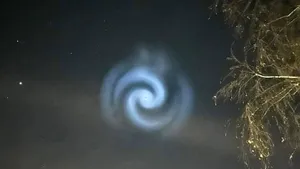 Teoria conspirației. O spirală albastră misterioasă a apărut pe cer