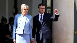 Emmanuel Macron a purtat un costum de 450 euro la ceremonia de învestire. Soţia sa şi-a făcut apariţia într-o ţinută împrumutată de la Louis Vuitton. Ce mesaj au vrut să transmită cei doi