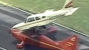 Un avion a aterizat peste altul care încerca să decoleze