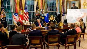 FT: Trump a amenințat că va opri livrările de arme către Ucraina dacă Europa nu se alătură coaliției pentru redeschiderea Strâmtorii Ormuz