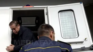 Trei jandarmi şi un deţinut, răniţi după ce şoferul dubei în care se aflau a adormit