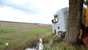 Arad: Poliţist rănit într-un accident, preluat de o unitate SMURD care s-a răsturnat - FOTO