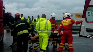 Arad: Şapte răniţi după ce o maşină a lovit un utilaj cu muncitori pe şantierul autostrăzii A1 - FOTO
