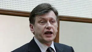 Crin Antonescu, susţinut de 27 de filiale pentru preşedinţia PNL