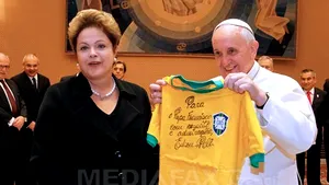 Papa Francisc a primit de la preşedintele Braziliei un tricou semnat de Pele şi o minge semnată de Ronaldo