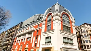 Un fost cinematograf de peste 100 de ani a devenit hotel de lux. Oaspeții intră pe vechea scenă și dorm în camere inspirate de lumea filmului