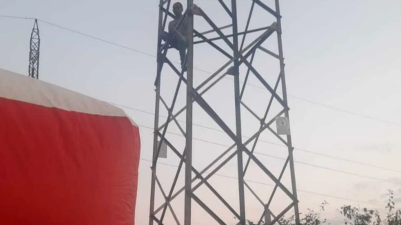 Bărbatul urcat pe un stâlp de înaltă tensiune, convins să coboare după 60 de ore