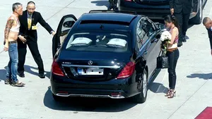 Cu buricul la vedere, în vizită oficilă de stat. În Germania, prinţul Thailandei a încălcat nonşalant toate protocoalele vestimentare - VIDEO