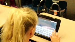 Cursurile online vin la pachet cu probleme de sănătate/ Orele petrecute în faţa calculatorului sau a tabletei pot cauza miopie şi obezitate