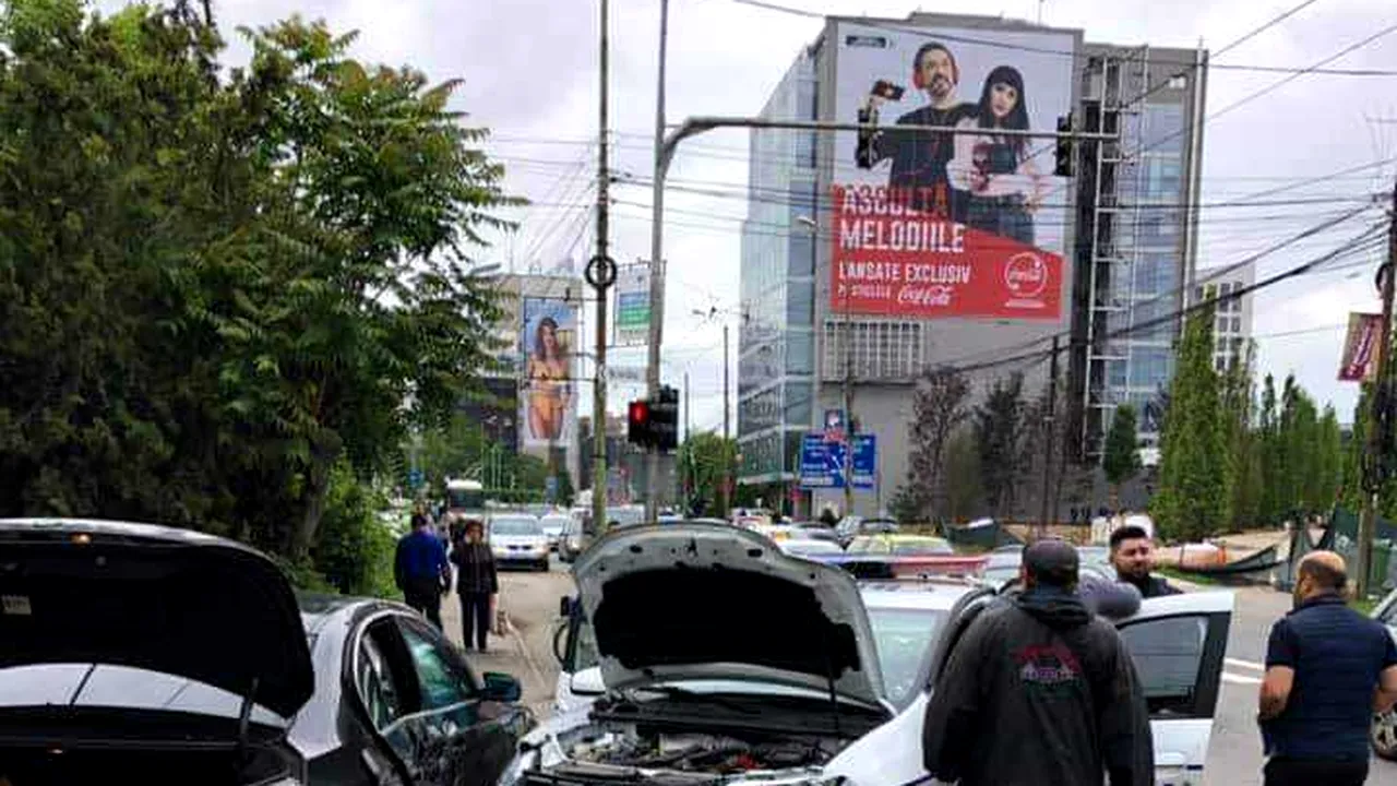 Autospecială de poliţie, lovită în timpul unei misiuni: Doi agenţi au fost răniţi | FOTO