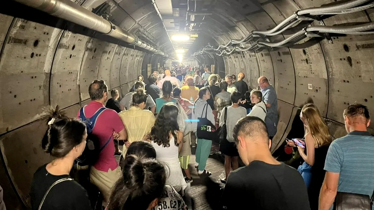 Zeci de pasageri blocaţi ore întregi în tunelul Canalului Mânecii