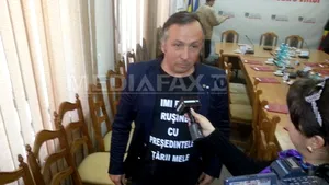 Lider PSD la şedinţa CJ Suceava cu un tricou cu mesajul 