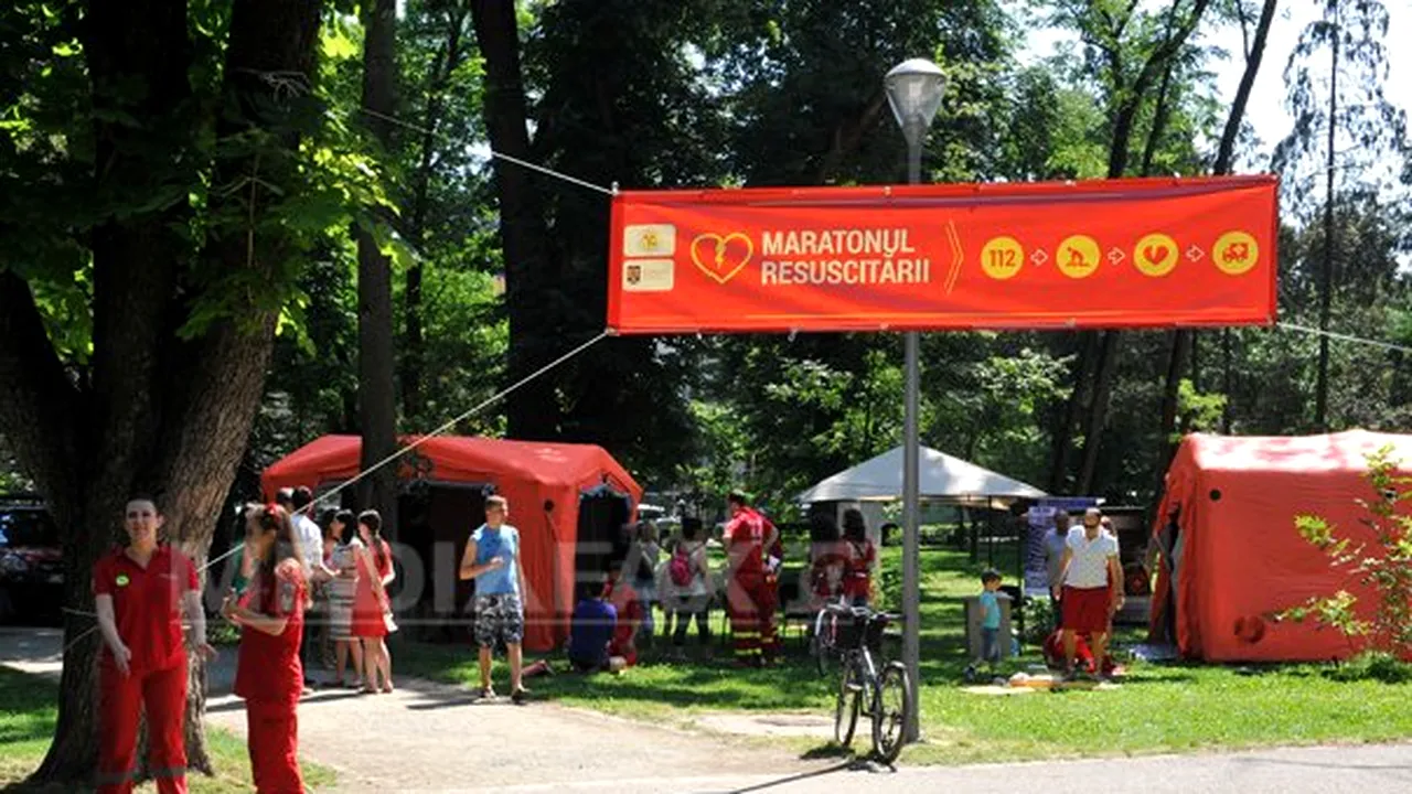 Tehnici de prim-ajutor în caz de stop cardiac, prezentate de SMURD într-un parc din Cluj - GALERIE FOTO