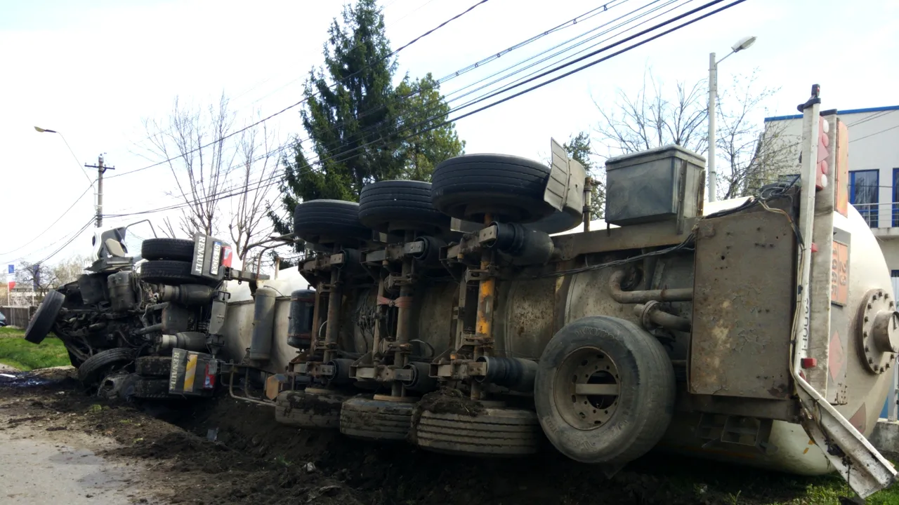 Cisternă cu dioxid de carbon lichid RĂSTURNATĂ în judeţul Iaşi