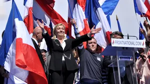 Preşedintele interimar al Frontului Naţional, care o înlocuia pe Marine Le Pen, s-a retras, pe fondul acuzaţiilor că a negat responsabilitatea Franţei în Holocaust