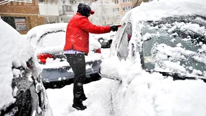 Bucureştenii, rugaţi de autorităţi să evite parcarea pe marile bulevarde şi în spaţii neamenajate