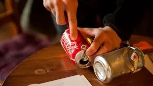 O tehnică aproape uitată. Cum reuşeşte un timişorean să construiască aparate foto din doze de bere sau cutii de pantofi | FOTO