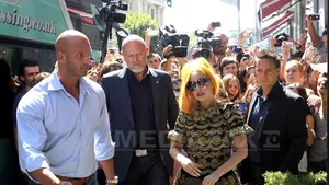 Concertul Lady Gaga la Bucureşti: Cântăreaţa s-a cazat la hotel. A fost întâmpinată de zeci de fani