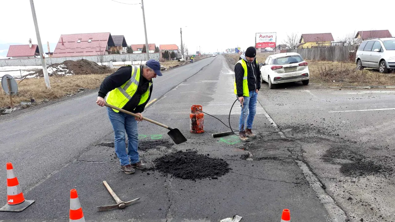 Gropile de pe DN 73, care leagă Bran de Moieciu, „plombate” cu butelia | FOTO