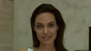 Angelina Jolie a anunţat că suferă de varicelă - VIDEO