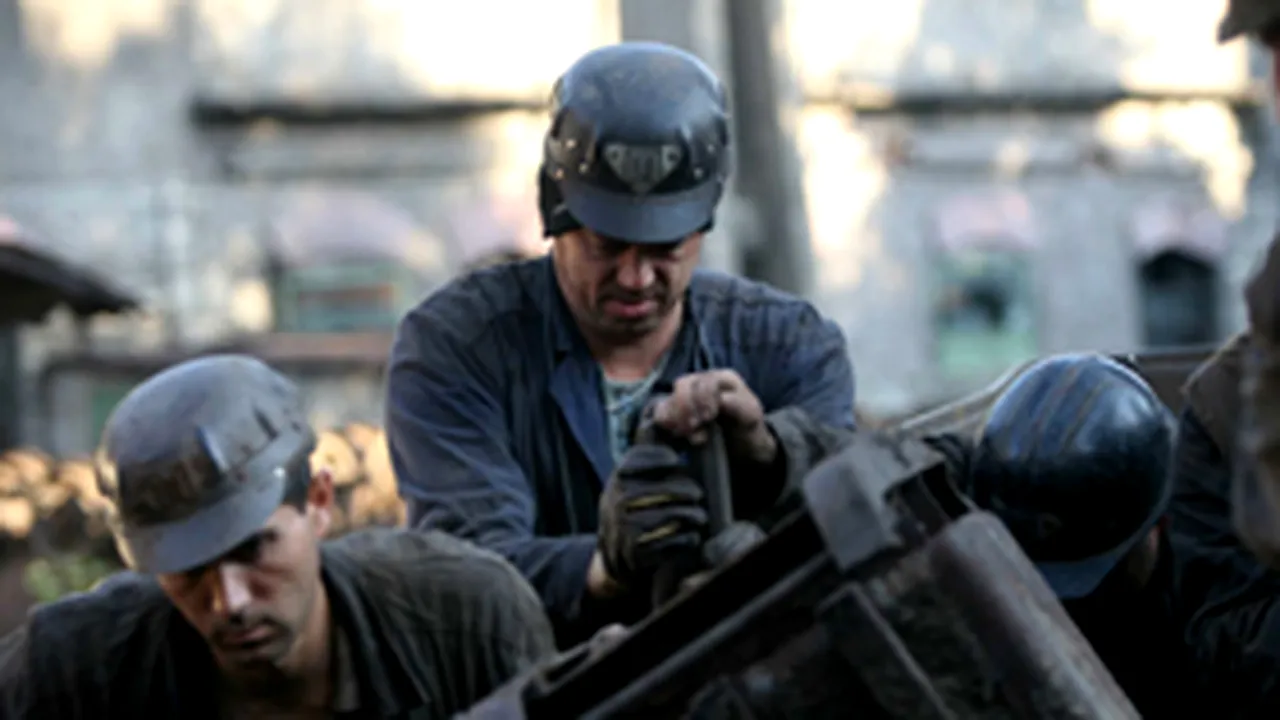 Mehedinţi: Aproximativ 300 de mineri protestează la exploatarea Zegujani