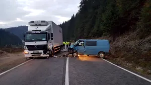 Şase persoane au fost rănite în urma unui accident rutier între un TIR şi un microbuz de transport persoane | FOTO