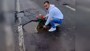 Haz de necaz. Doi tineri au plantat trandafiri în gropile de pe un drum naţional din judeţul Vrancea | VIDEO