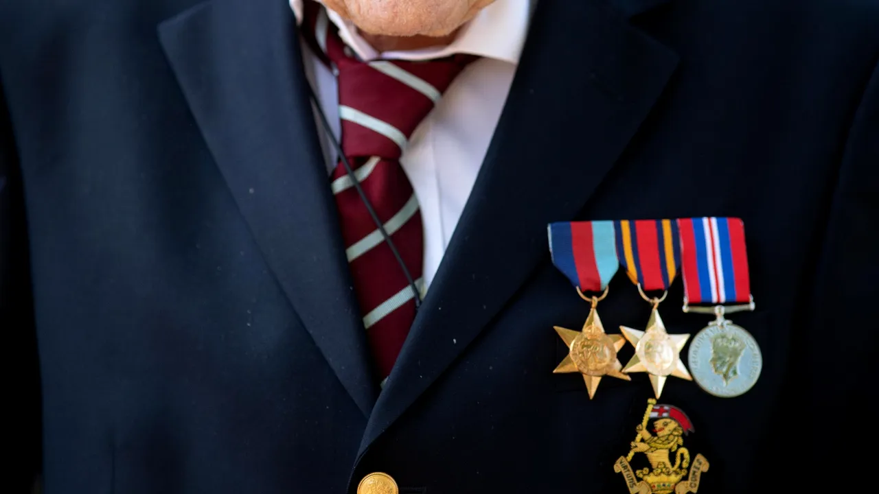 Veteranul britanic care a reuşit să strângă din donaţii caritabile 33 de milioane de euro pentru angajaţii din sistemul medical împlineşte 100 de ani
