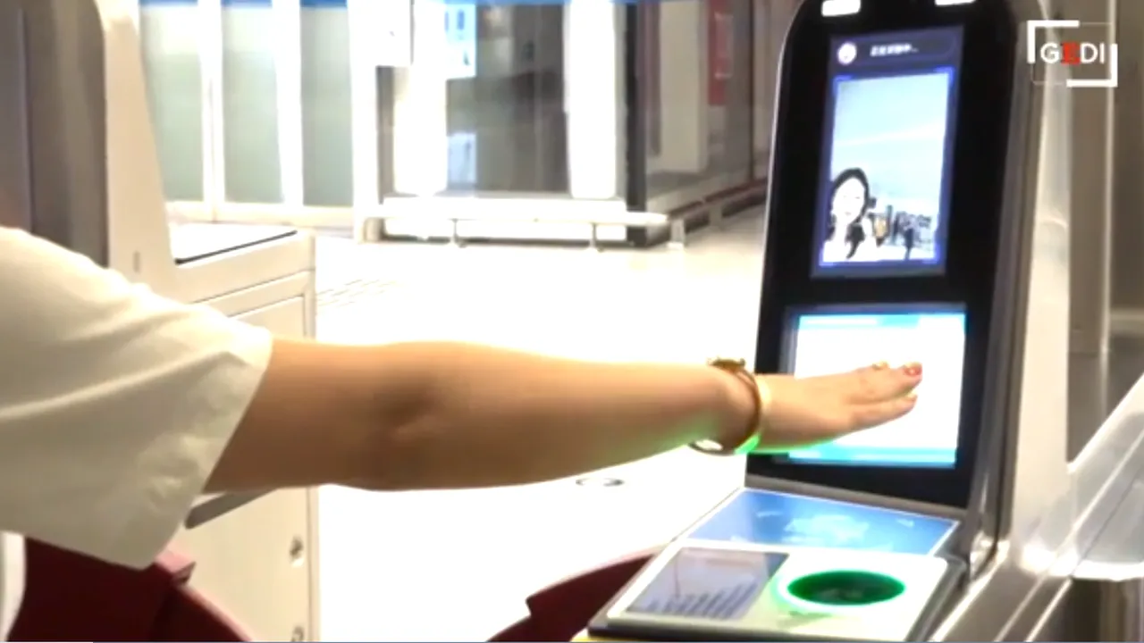 A apărut „Palm-scan”, serviciul prin care poţi intra la metrou cu palma
