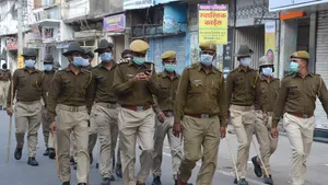 Imagini virale: Poliţiştii din India „rup lanţul” şi promovează cu mult haz spălatul pe mâini | VIDEO