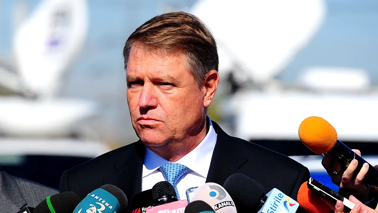 Iohannis atacă la CCR legea care prevede ca funcţionarii trimişi în judecată să nu mai fie suspendaţi