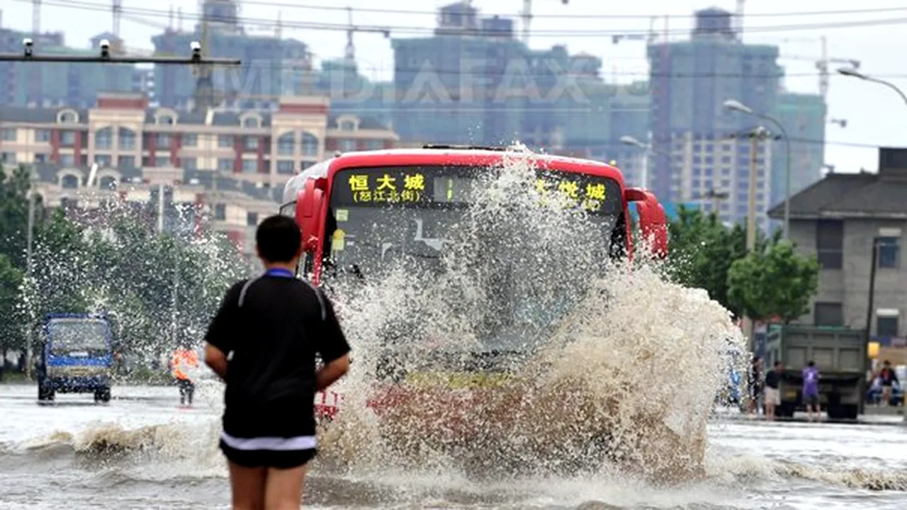 Taifunul Fanapi provoacă moartea a 100 de persoane în China