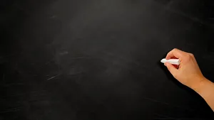 Un profesor din Sighetu Marmaţiei a demisionat după ce a fost filmat sărutând o elevă de 15 ani