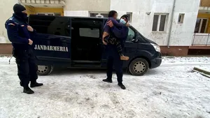 Salvaţi de jandarmi. 7 persoane, dintre care şi un bebeluş, au fost trezite din somn dintr-o casă cuprinsă de incendiu în Bistriţa