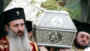 Iaşi: Peste 50 de preoţi, în frunte cu IPS Teofan, oficiază Liturghia de Sfânta Parascheva (Video)